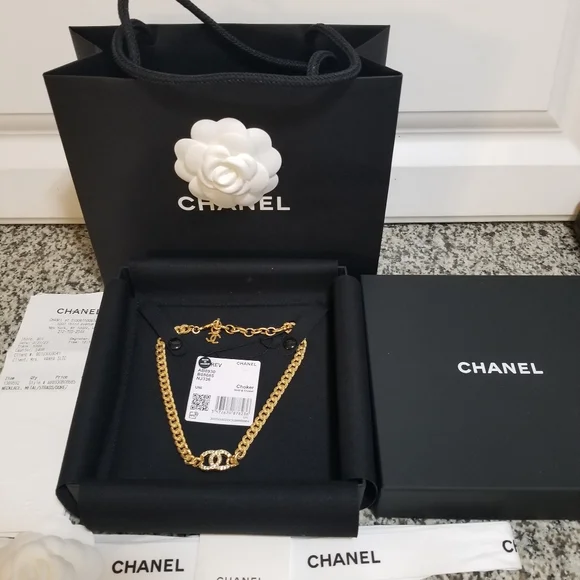 🆕️ Chanel CC Logo Gold &Strass Necklese - Picture 3 of 16